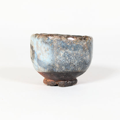 Vue arrière d’un guinomi en poterie japonaise Hagi, glaçure bleutée et surface fortement texturée
