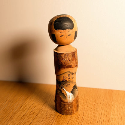 Poupée japonaise en bois de Fukushima, kokeshi omiyage par Sato Kôson 佐藤香村, décor du Mont Bandai et d’Aizu.