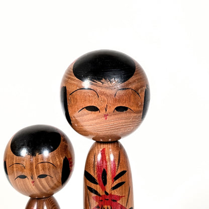 Poupées japonaises en bois type kokeshi oyako mère et enfant, figurines artisanales japonaises signées Hamatsu Chiyoko, art populaire japonais de l’ère Showa