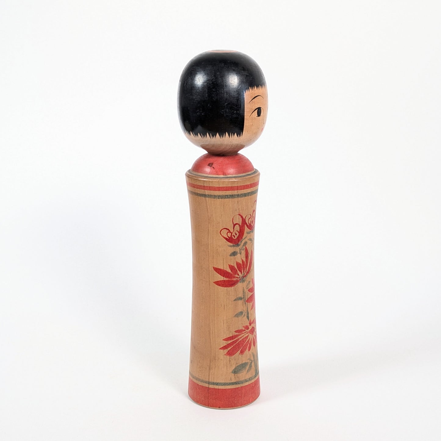 Poupée japonaise en bois style Oshin kokeshi, profil avec coiffure okappa et motifs floraux kiku chrysanthèmes