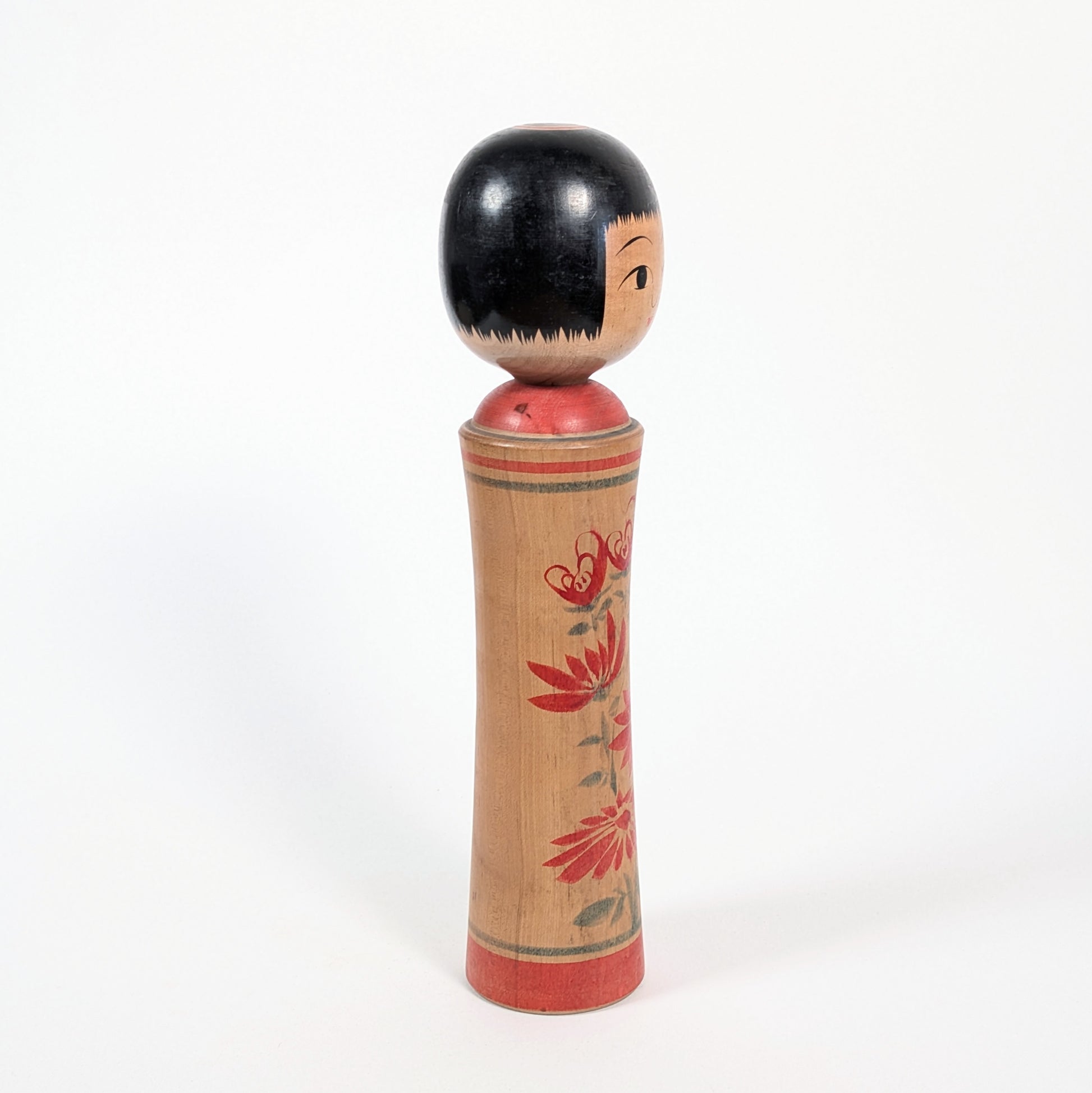 Poupée japonaise en bois style Oshin kokeshi, profil avec coiffure okappa et motifs floraux kiku chrysanthèmes