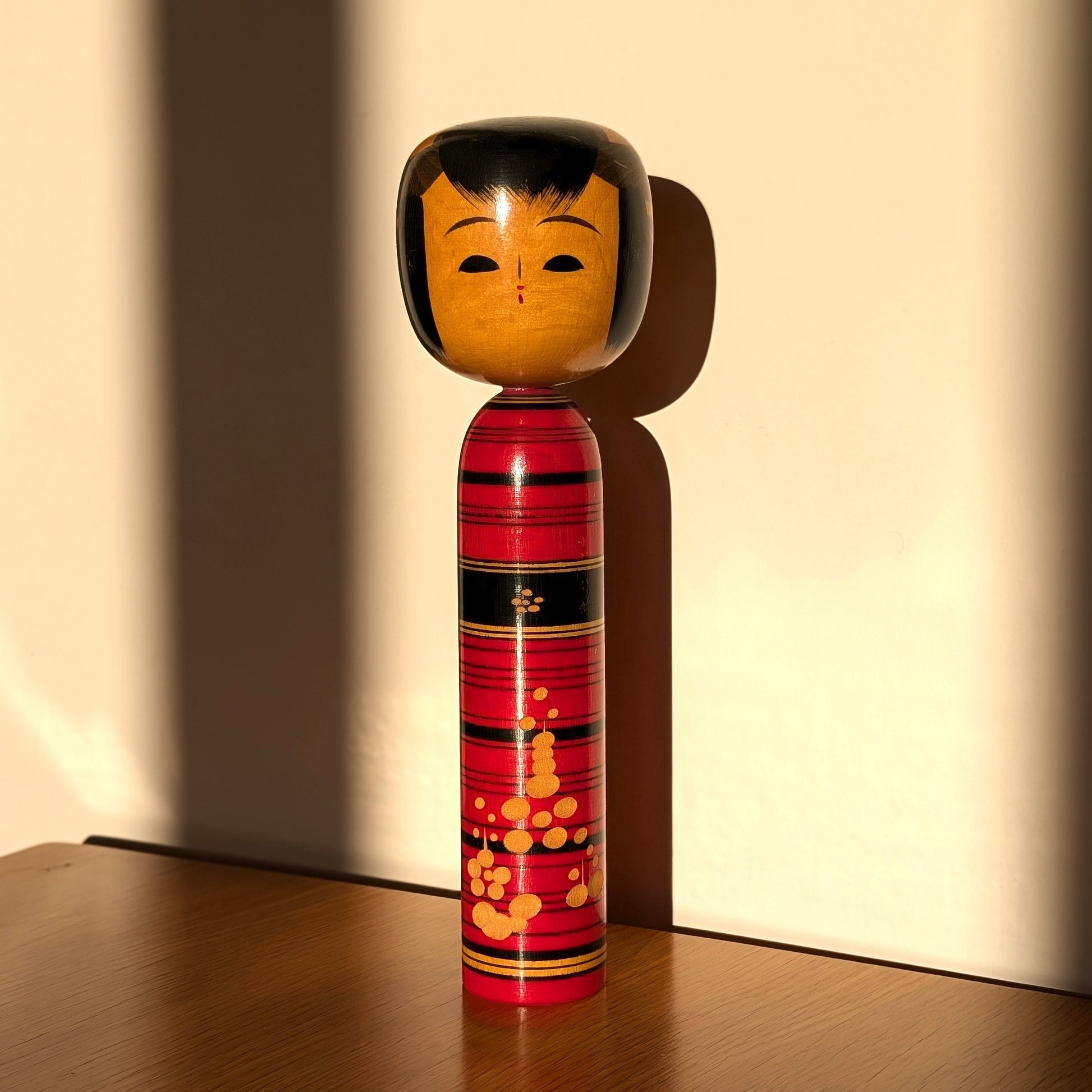 Poupée japonaise en bois style Shingata, création de Sasaki Katsumi, prise en lumière naturelle