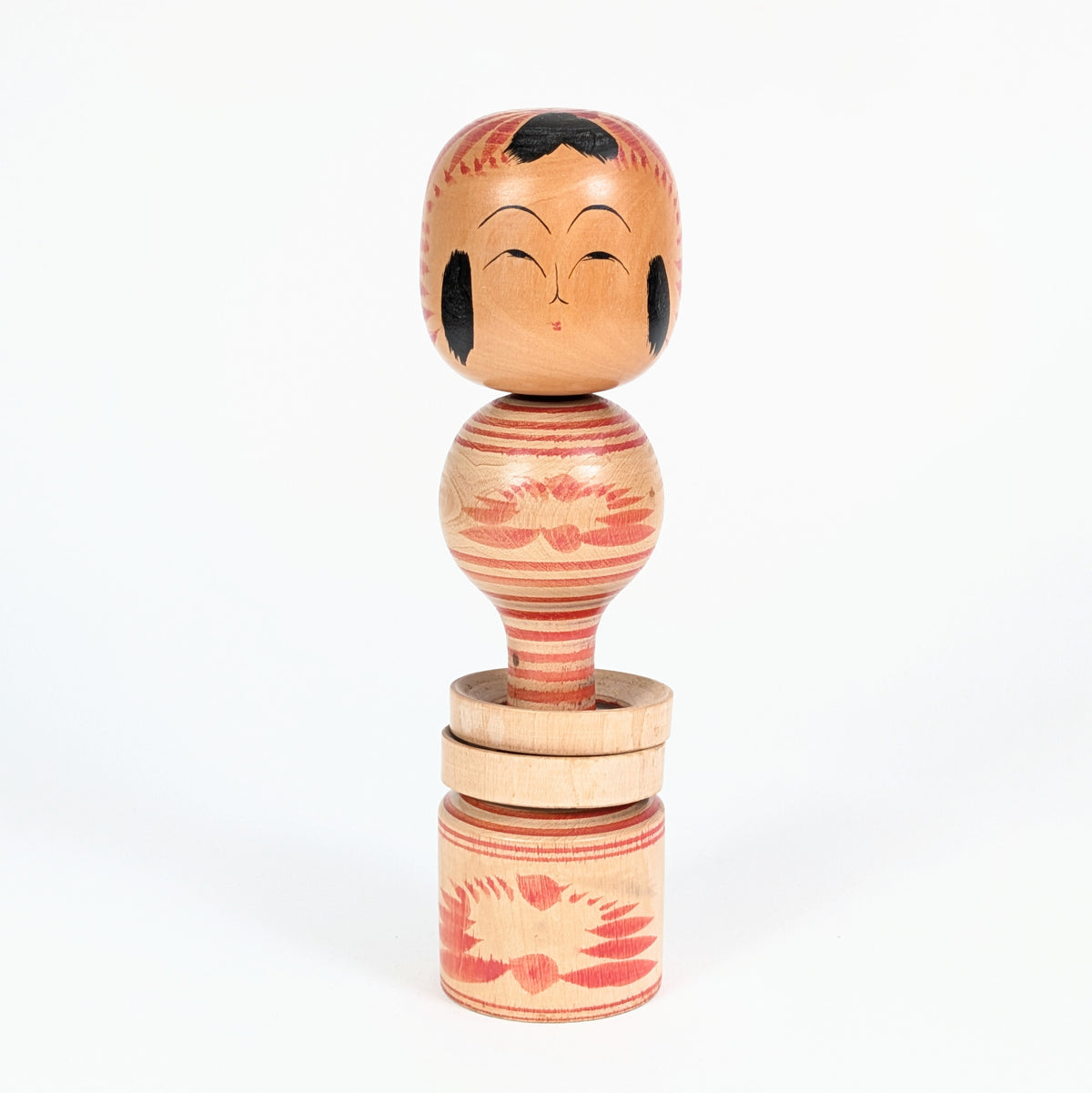Poupée japonaise en bois tournée, kokeshi traditionnelle Tōgatta de Nagao Masayoshi, vue de face.