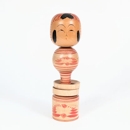 Poupée japonaise en bois tournée, kokeshi traditionnelle Tōgatta de Nagao Masayoshi, vue de face.