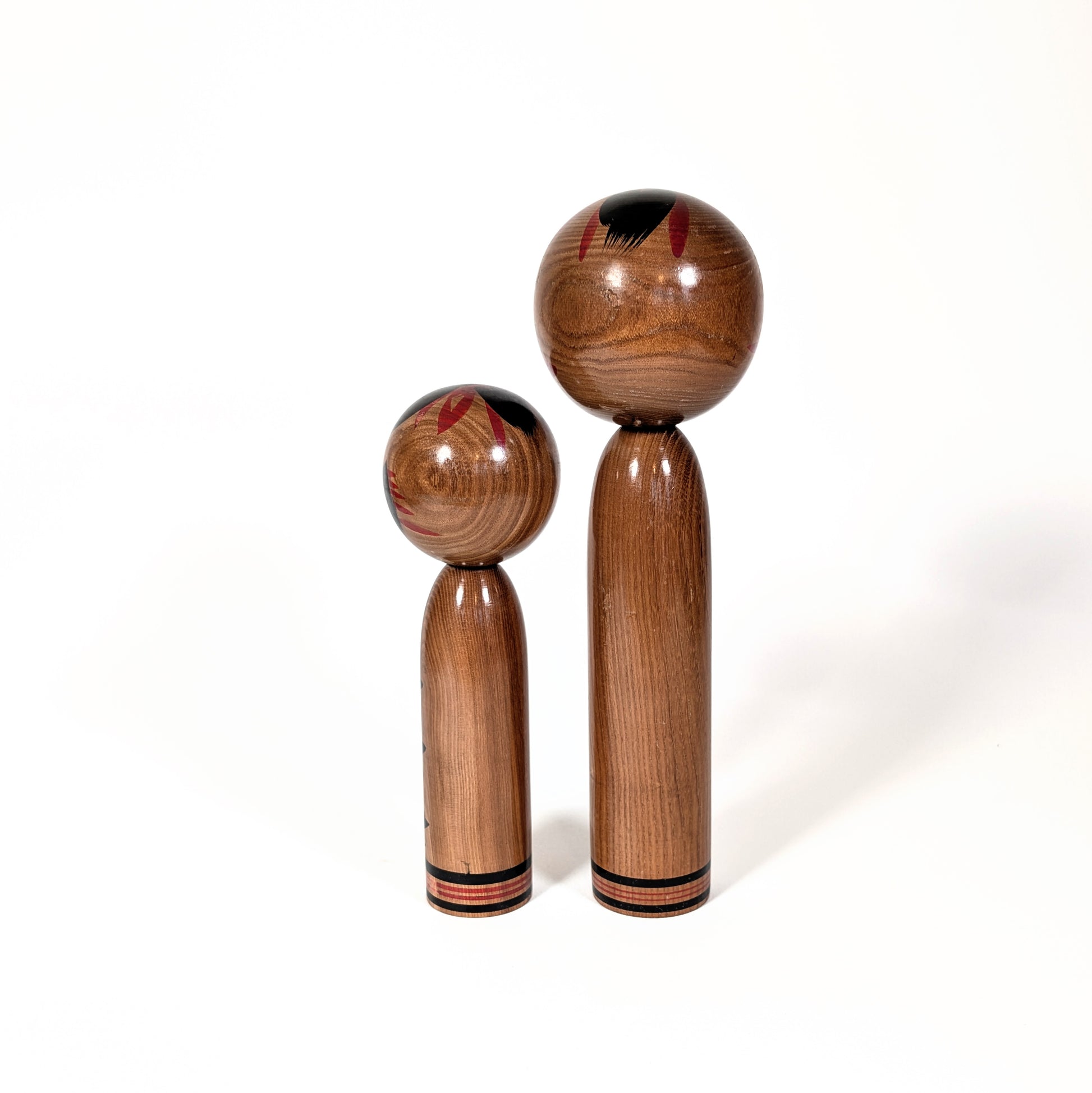 Arrière de poupées japonaises en bois montrant le veinage naturel, kokeshi Shingata artisanales signées Hamatsu Chiyoko