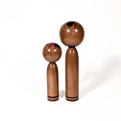 Arrière de poupées japonaises en bois montrant le veinage naturel, kokeshi Shingata artisanales signées Hamatsu Chiyoko