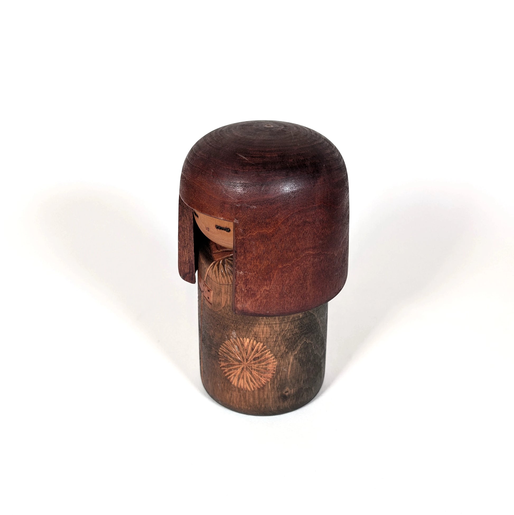 Profil d’une poupée japonaise kokeshi sōsaku en bois, objet d’art populaire japonais du XXe siècle