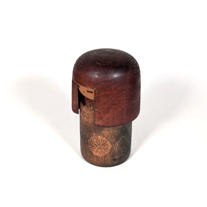 Profil d’une poupée japonaise kokeshi sōsaku en bois, objet d’art populaire japonais du XXe siècle