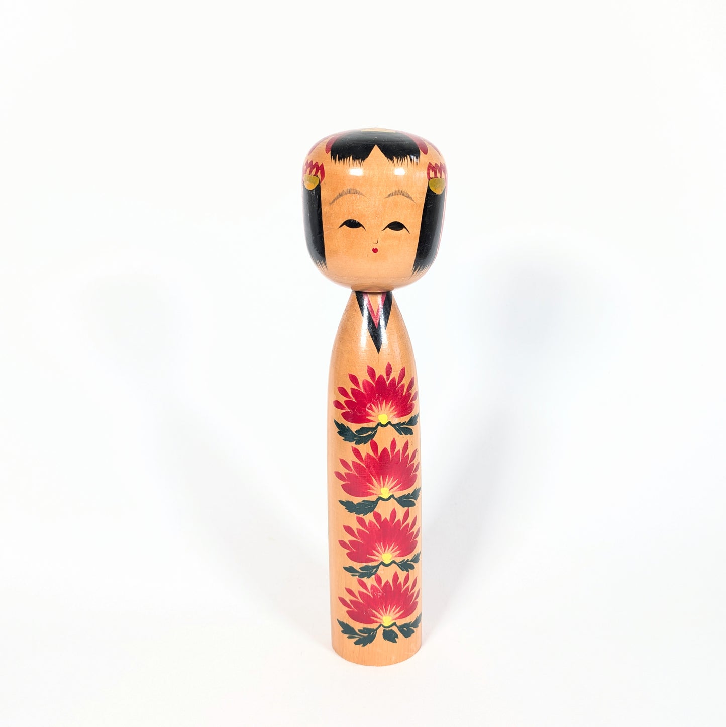 Poupée japonaise kokeshi shingata de 26 cm signée ryo saku, décorée de chrysanthèmes rouges et jaunes peints à la main.