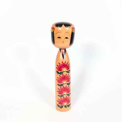 Poupée japonaise kokeshi shingata de 26 cm signée ryo saku, décorée de chrysanthèmes rouges et jaunes peints à la main.