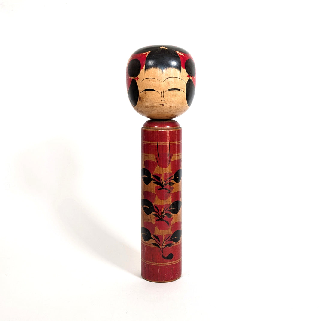 Poupée japonaise kokeshi shingata ancienne par Kiyohara Takao, vue de face, décor camélia peint à la main, 36 cm