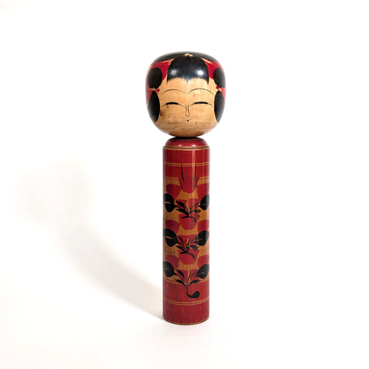 Poupée japonaise kokeshi shingata ancienne par Kiyohara Takao, vue de face, décor camélia peint à la main, 36 cm