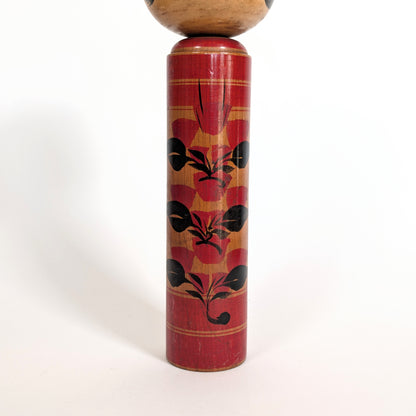 Détail des motifs camélia sur le corps d’une poupée japonaise kokeshi shingata ancienne par Kiyohara Takao