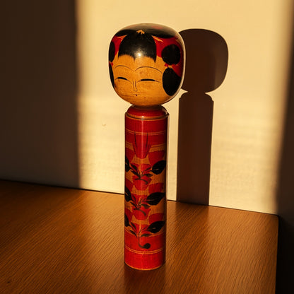 Poupée japonaise kokeshi shingata ancienne de 36 cm par Kiyohara Takao (清原たかを), motifs camélia, période Shōwa, photo d’ambiance