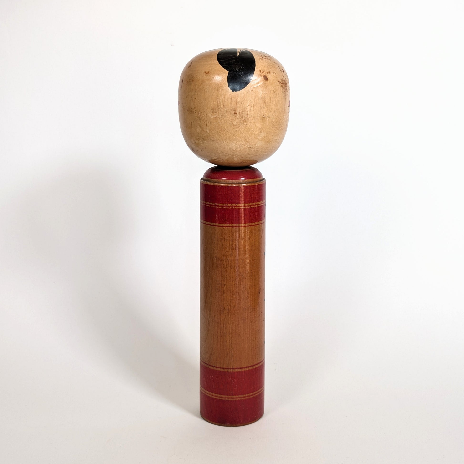 Vue arrière d’une poupée japonaise kokeshi shingata ancienne par Kiyohara Takao, bois tourné et patine