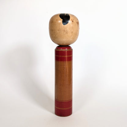 Vue arrière d’une poupée japonaise kokeshi shingata ancienne par Kiyohara Takao, bois tourné et patine