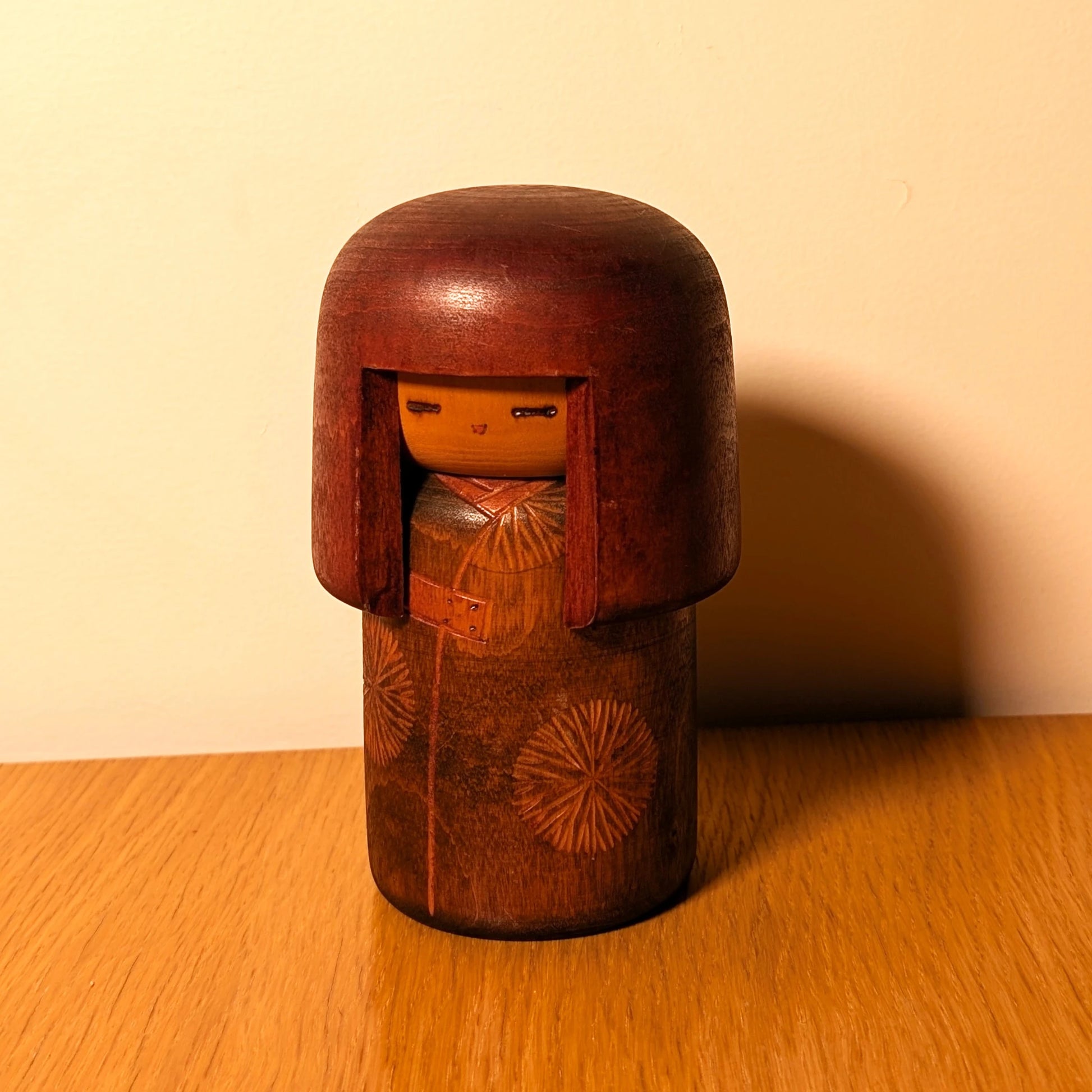 Poupée japonaise kokeshi sōsaku en bois par Sansaku Sekiguchi, objet d’art japonais posé en décoration intérieure à l’esthétique chaleureuse
