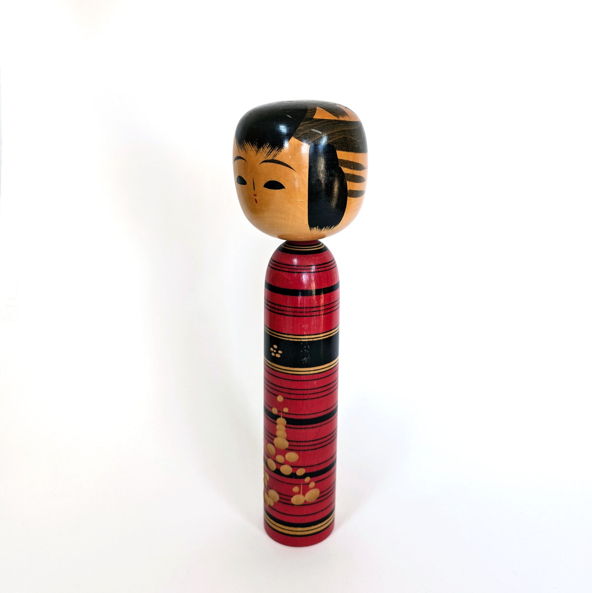 Poupée japonaise kokeshi vintage en bois, vue de profil gauche, signée Sasaki Katsumi