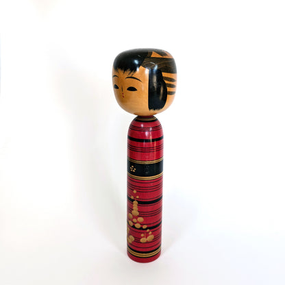 Poupée japonaise kokeshi vintage en bois, vue de profil gauche, signée Sasaki Katsumi