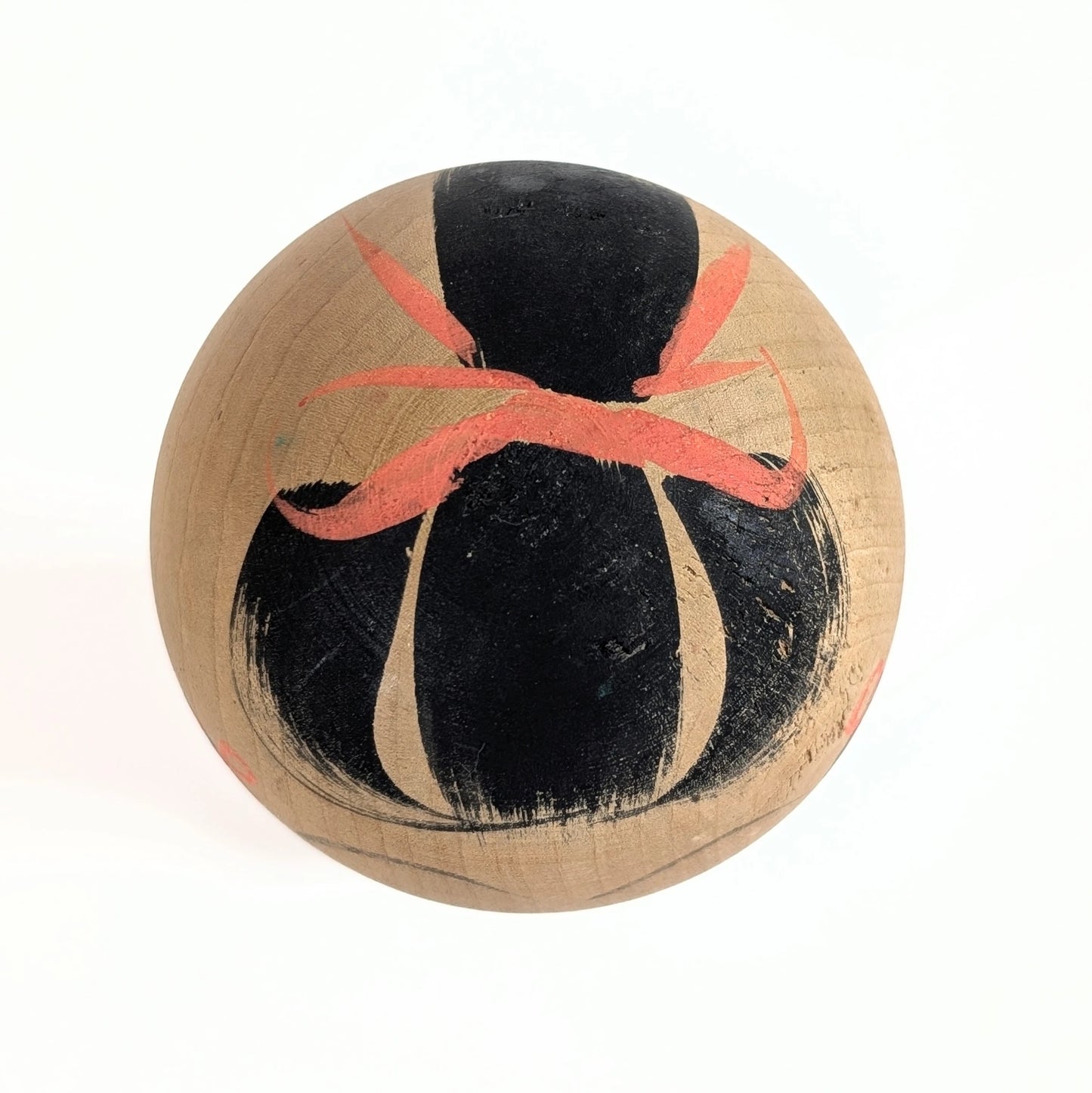 Kokeshi Omiyage de l’époque Shōwa en bois de bouleau, vue du dessus.