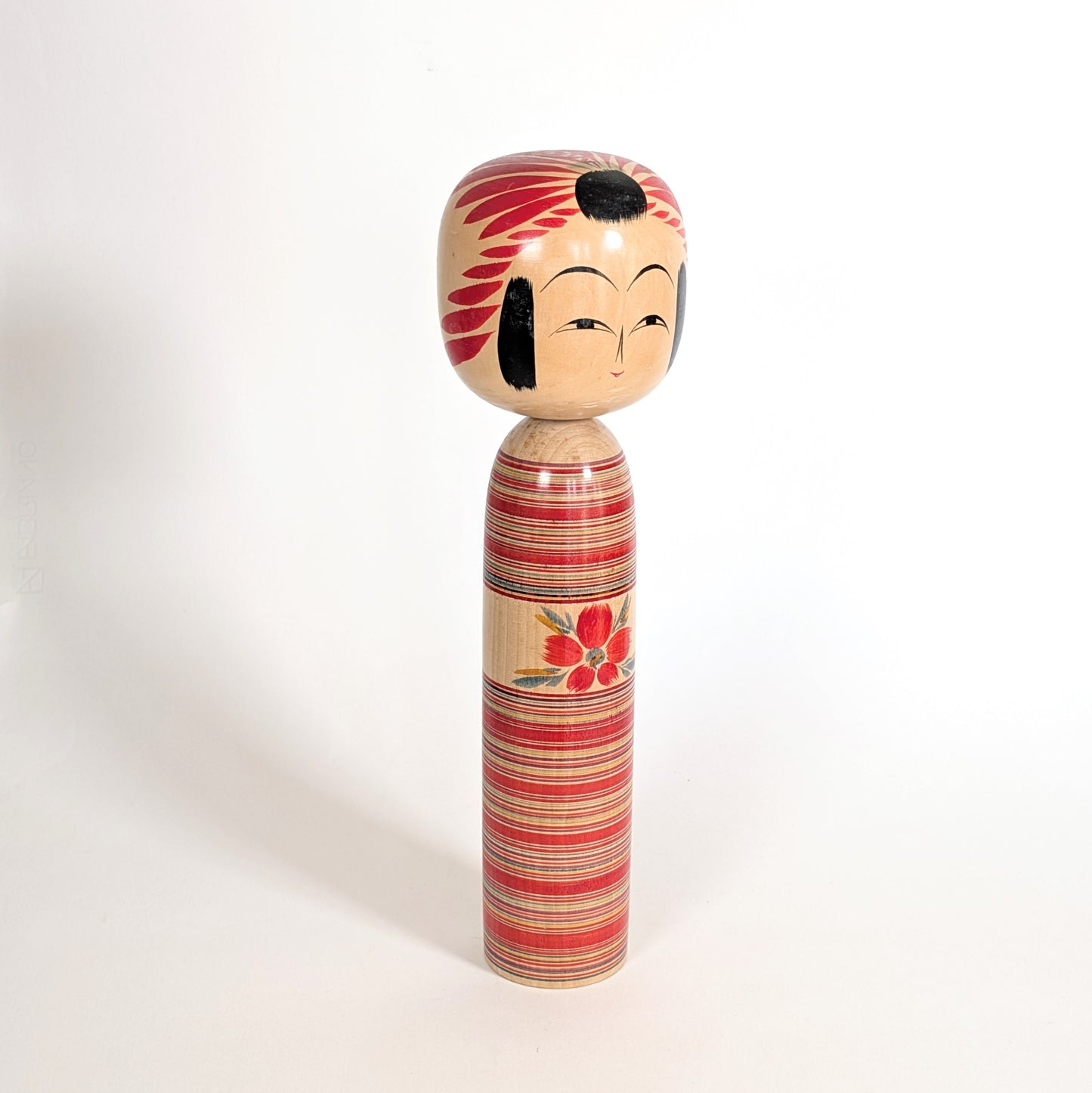 Poupée japonaise kokeshi Togatta avec rayures rouges, art populaire japonais signé Sakuta Koichi