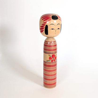 Poupée japonaise kokeshi Togatta avec rayures rouges, art populaire japonais signé Sakuta Koichi