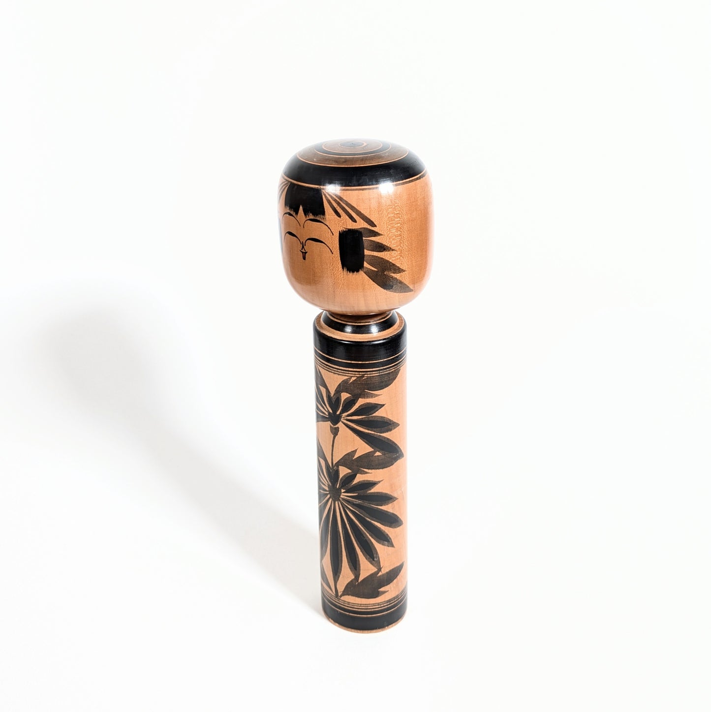 poupée kokeshi japonaise en bois par Saitou Yuukichi motif chrysanthème décoration japonaise vintage