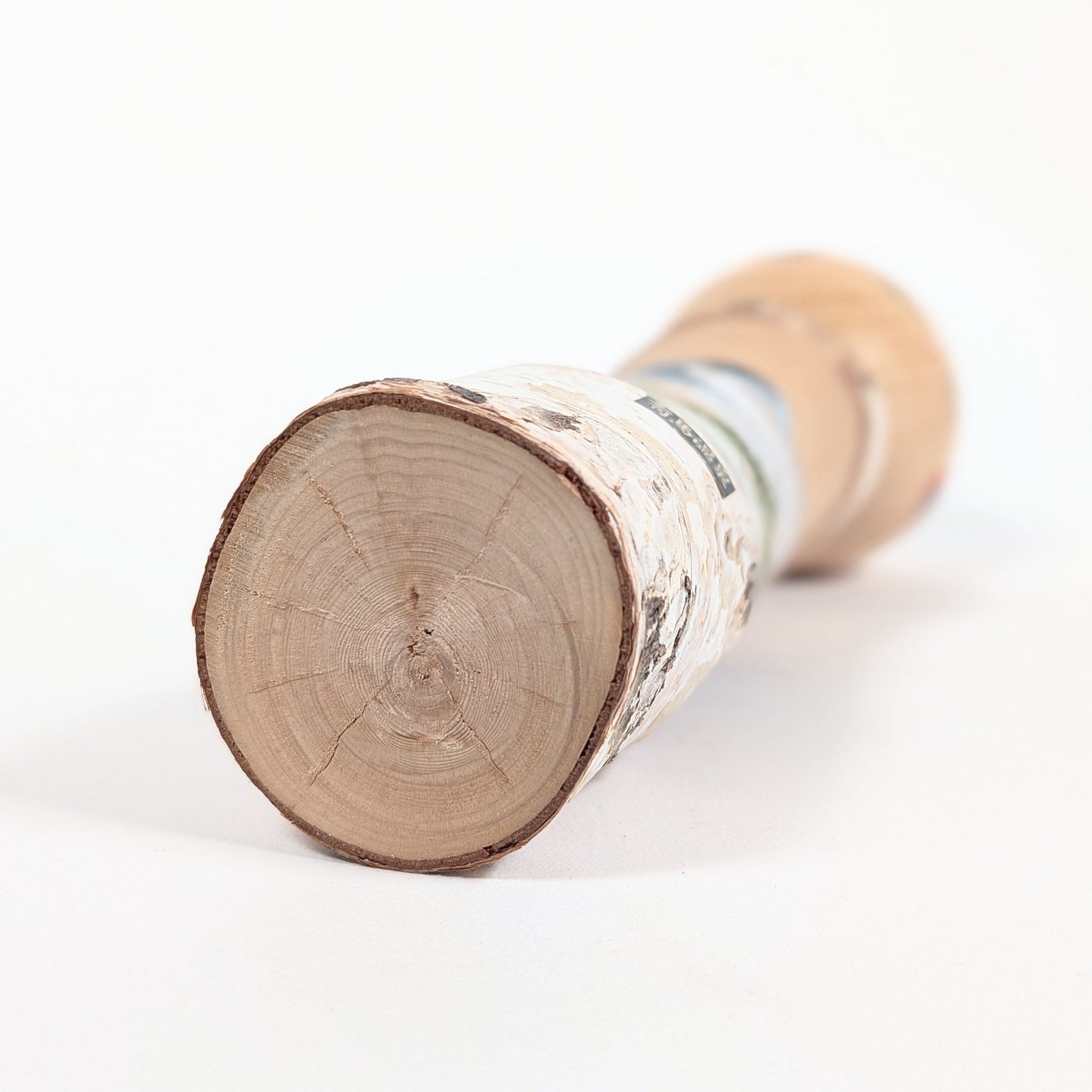 Base en bouleau naturel tourné d’une poupée kokeshi japonaise omiyage, avec veinage visible et finition artisanale