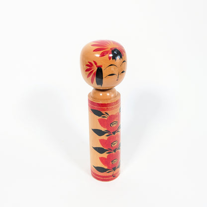Poupée kokeshi japonaise Takeshi 武志 en bois verni, décor de camélias tsubaki rouges