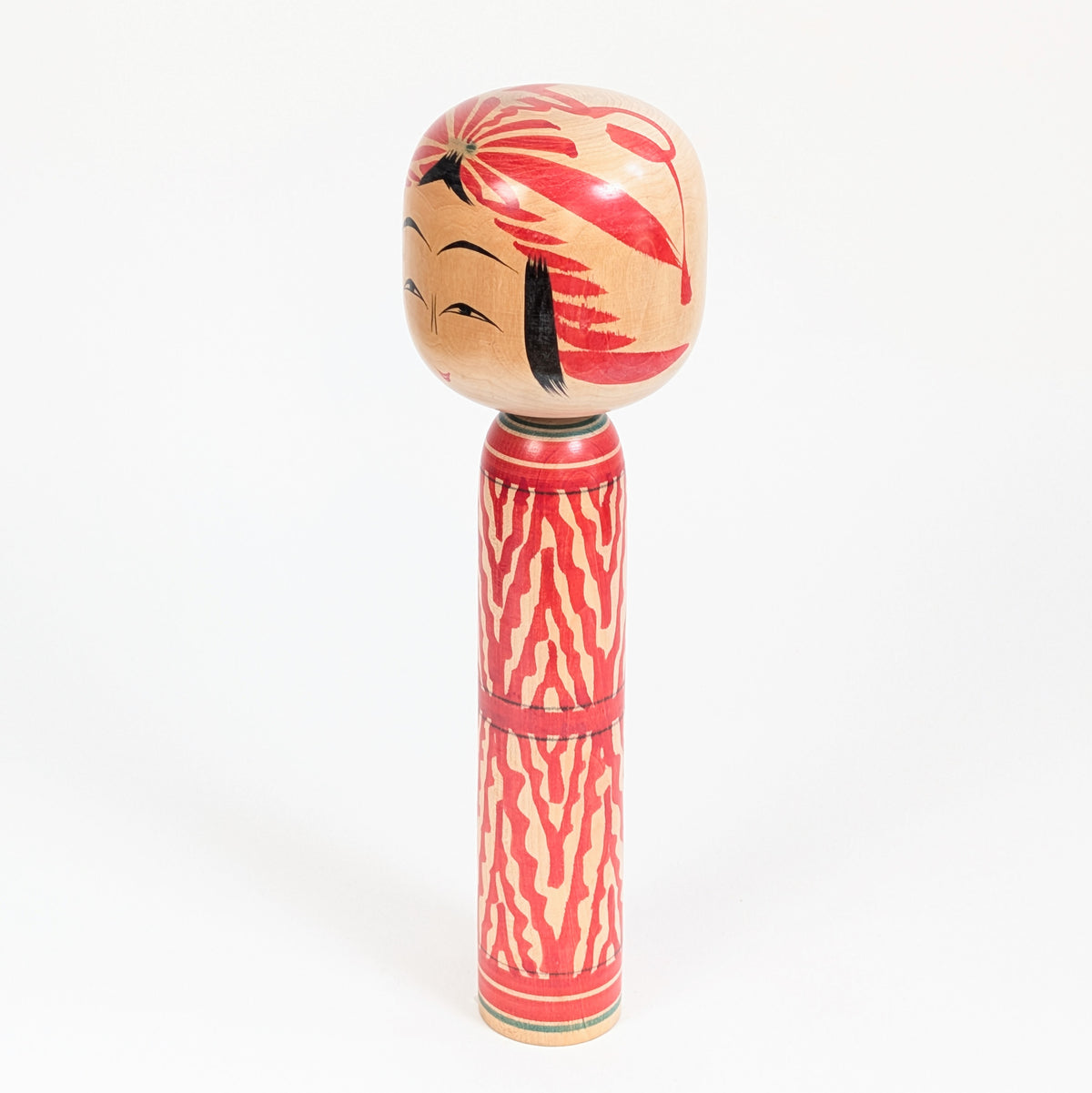 Poupée kokeshi japonaise Togatta avec motif tegara rouge, nez ware-bana et décor traditionnel peint à la main