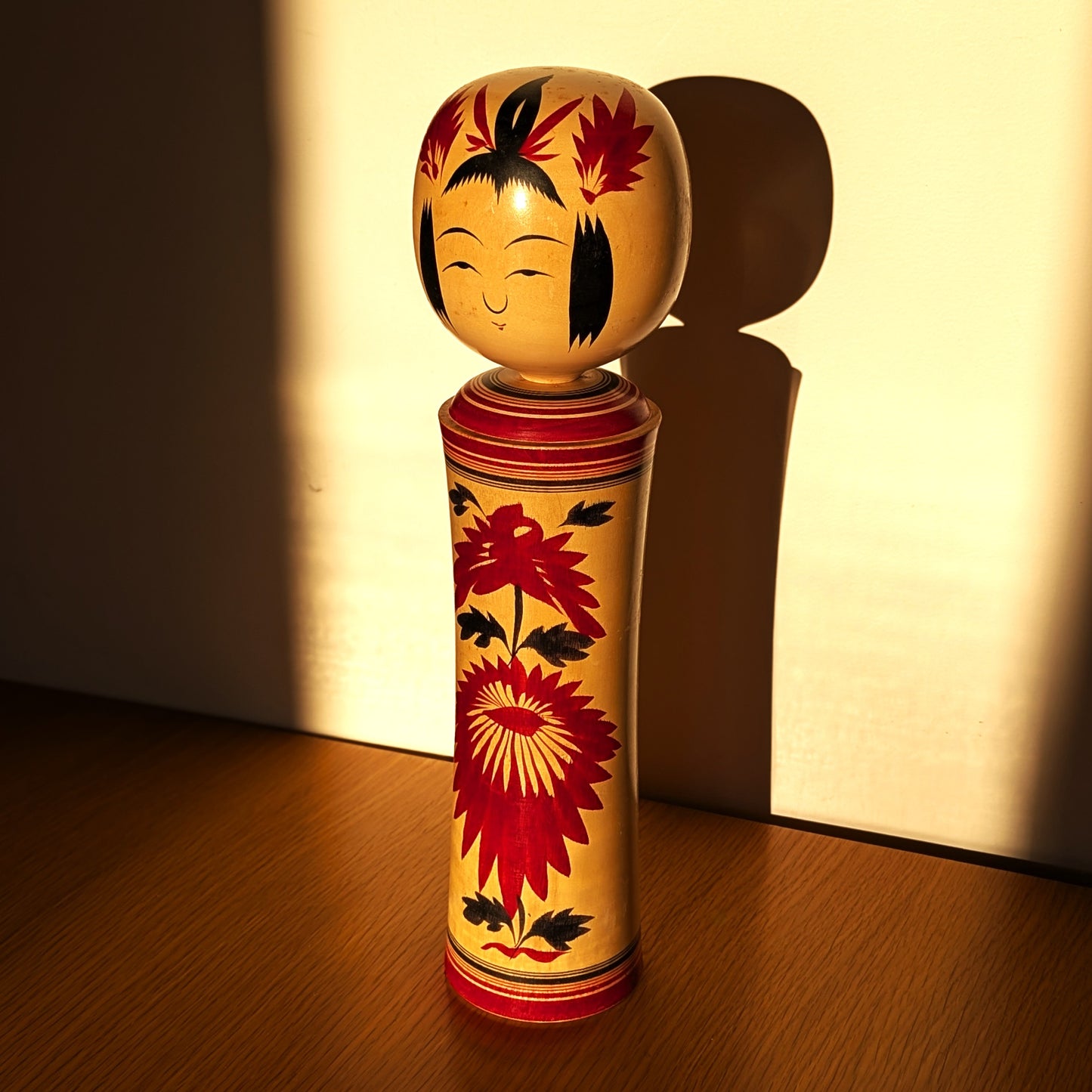 Poupée japonaise kokeshi vintage en décoration wabi-sabi, objet d’art japonais