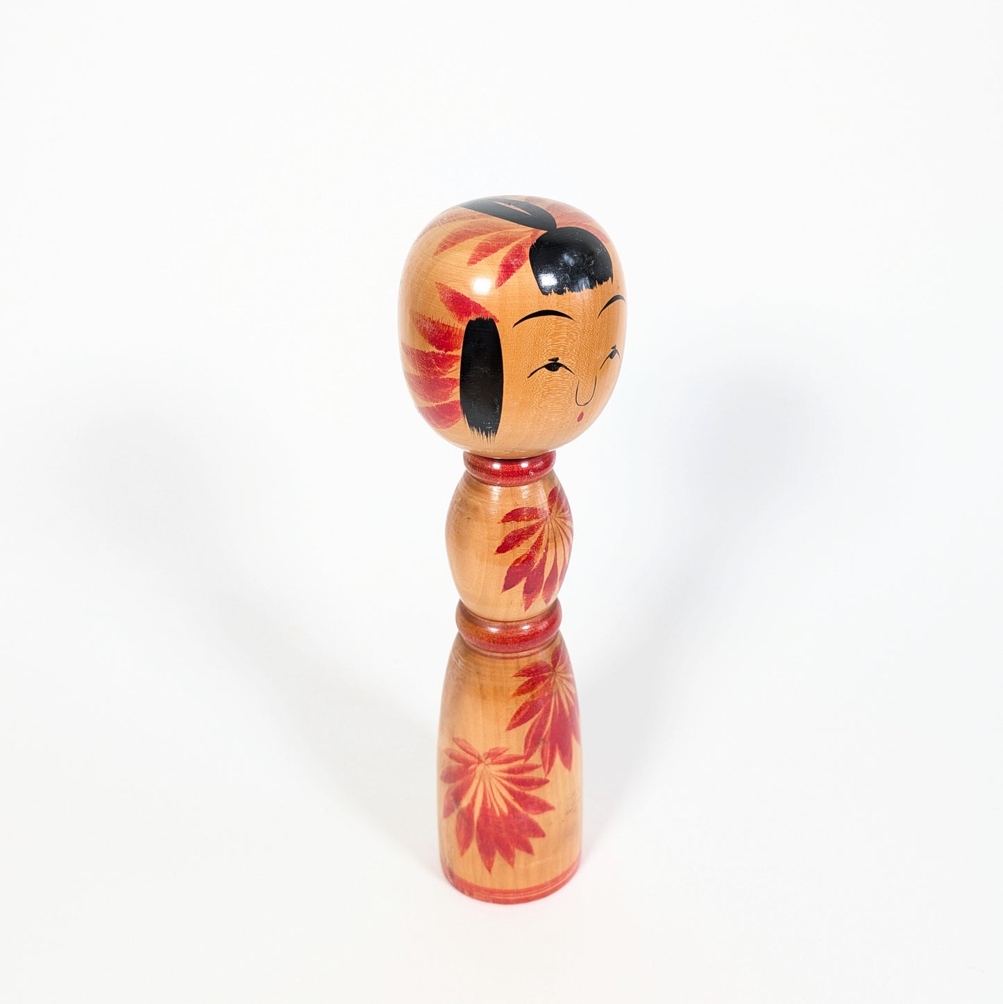 Poupée kokeshi japonaise Yajirō en bois, décor hishigiku rouge et noir, pièce artisanale traditionnelle de collection