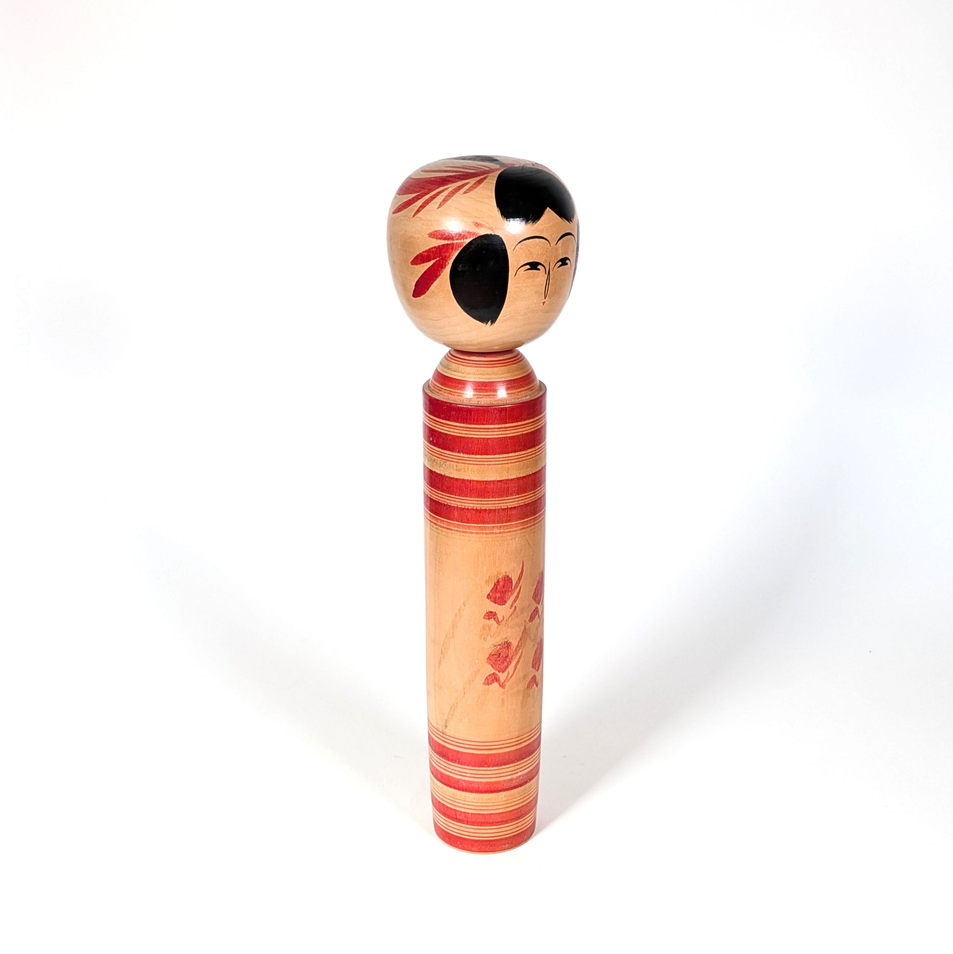 Poupée japonaise kokeshi Sakunami en bois, exemple d’art populaire japonais traditionnel