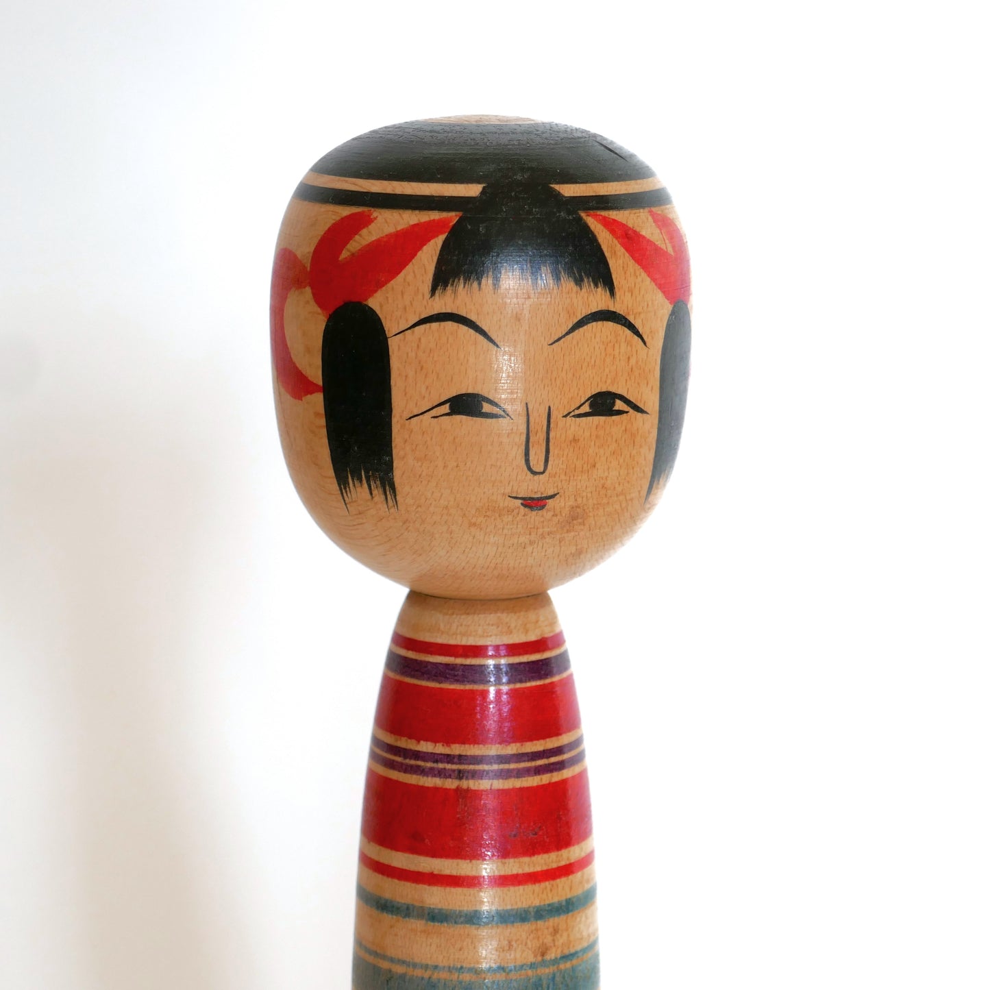Portrait d’une poupée kokeshi traditionnelle Tsuchiyu, œuvre artisanale en bois signée Watanabe Sadami, réalisée en 1969 pendant l’ère Shōwa.