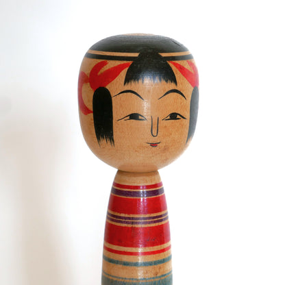 Portrait d’une poupée kokeshi traditionnelle Tsuchiyu, œuvre artisanale en bois signée Watanabe Sadami, réalisée en 1969 pendant l’ère Shōwa.