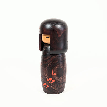 Poupée kokeshi Usaburo Shunsai avec coiffure okappa et décor de fleurs de prunier rouges