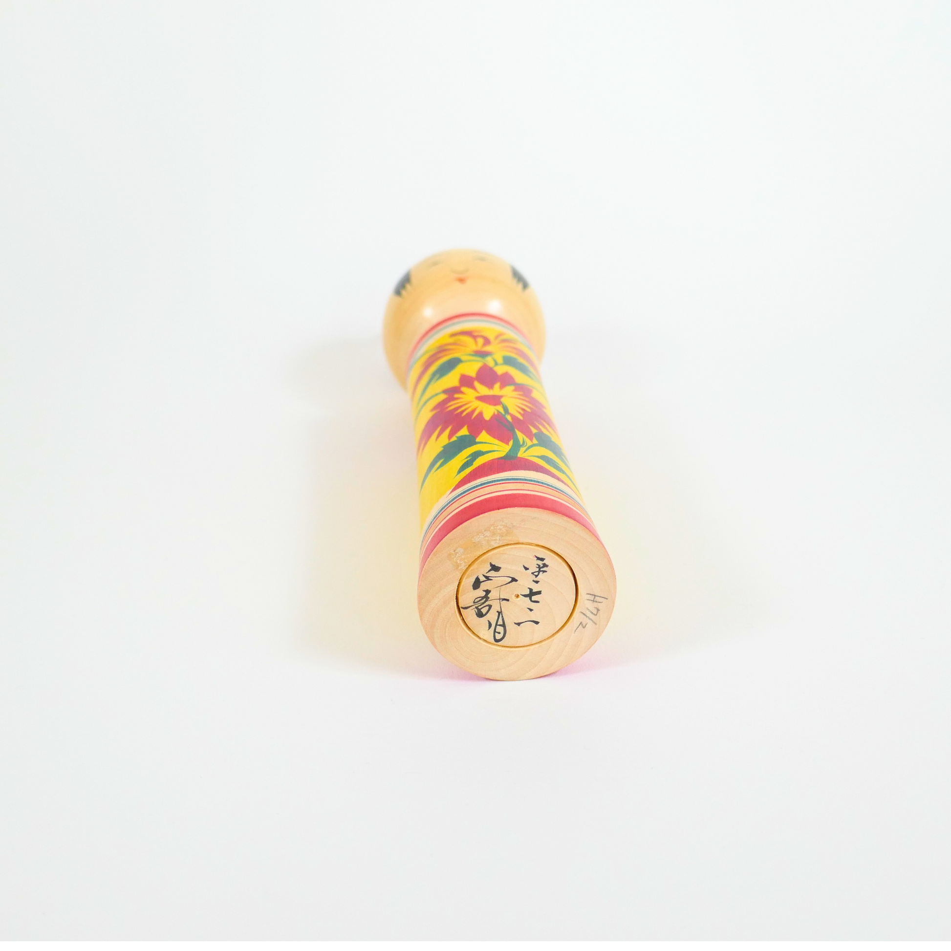 signature de l'artiste takashi seigo sur une poupée kokeshi japonaise vintage style naruko