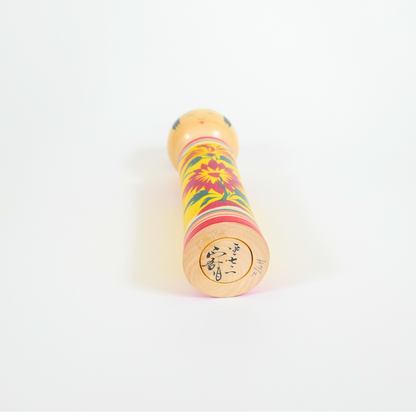 signature de l'artiste takashi seigo sur une poupée kokeshi japonaise vintage style naruko