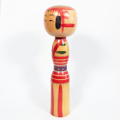 Poupée kokeshi Yajirō vintage du Japon, décor rouge et vert peint à la main sur bois naturel, grande pièce de collection japonaise