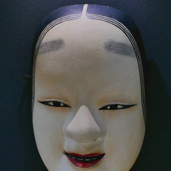 vidéo présentant le véritable masque de no japonais ko-omote signé par l'artisan