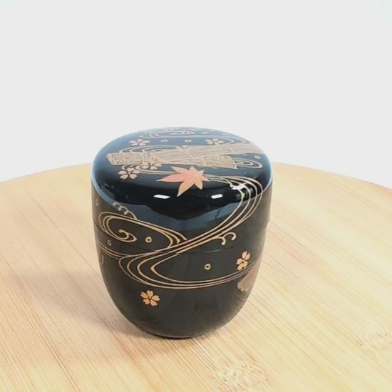 video de présentation d'un natsume à motif hanaikada maki-e, coffret tomobako signé 宗廣造, artisan probablement  Michiba Sōkō