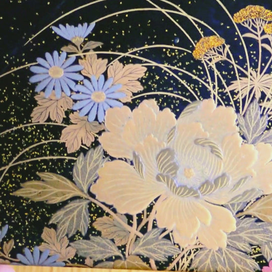 video de présentation d'une boîte en laque noire, décorée de pivoines dorées en maki-e et chrysanthèmes en argent, artisanat Zohiko Kyoto.