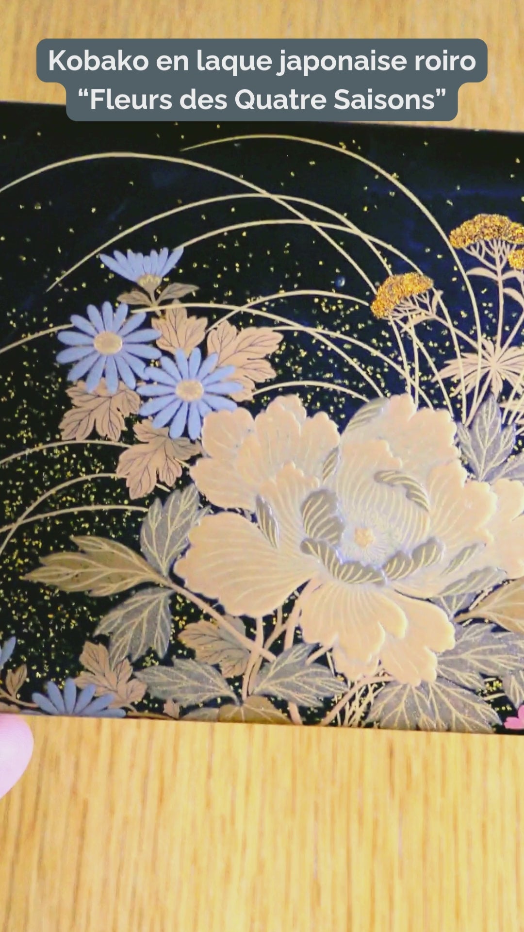 video de présentation d'une boîte en laque noire, décorée de pivoines dorées en maki-e et chrysanthèmes en argent, artisanat Zohiko Kyoto.