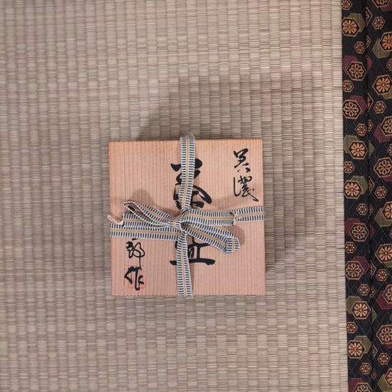 Vidéo de présentation d’un chawan Oribe-yaki, bol matcha japonais artisanal avec tomobako signé, réalisé par Kosaburō cinquième génération de l’atelier Kikyōya-gama