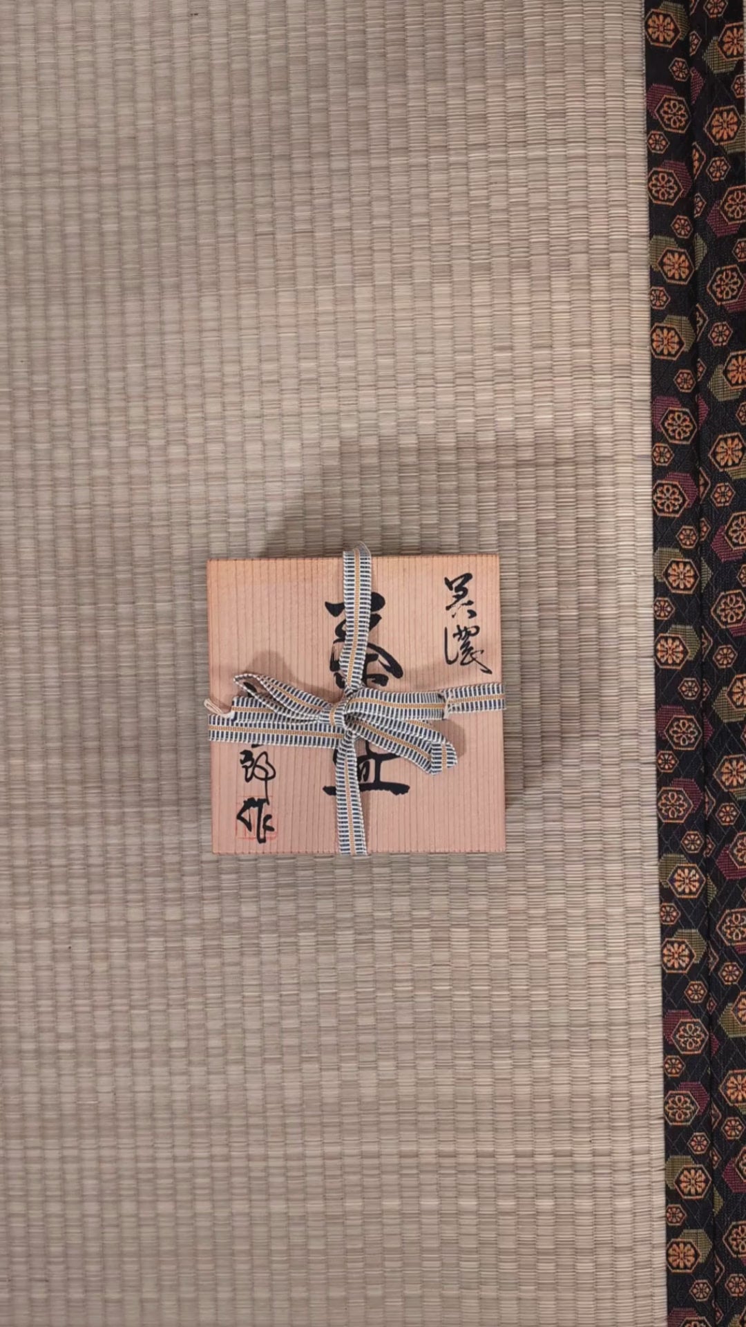 Vidéo de présentation d’un chawan Oribe-yaki, bol matcha japonais artisanal avec tomobako signé, réalisé par Kosaburō cinquième génération de l’atelier Kikyōya-gama