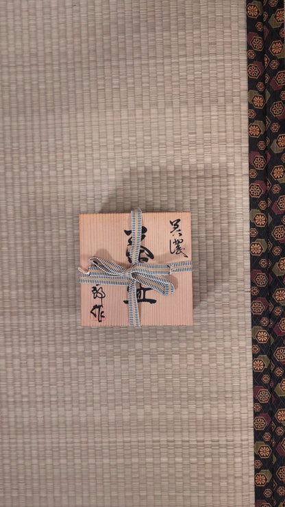 Vidéo de présentation d’un chawan Oribe-yaki, bol matcha japonais artisanal avec tomobako signé, réalisé par Kosaburō cinquième génération de l’atelier Kikyōya-gama