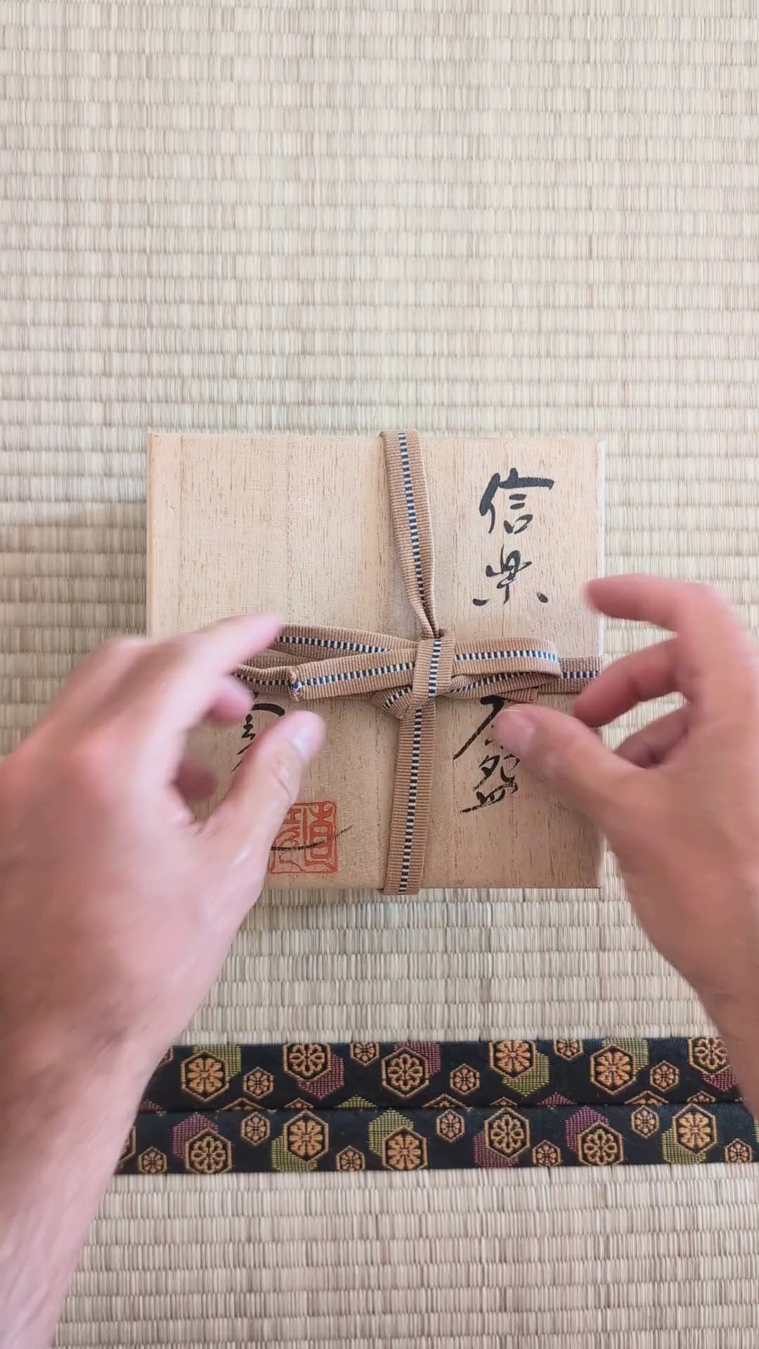 Présentation du chawan Shigaraki de Naohiko Koyama, bol à matcha japonais artisanal aux effets yōhen, hi-iro et cendre, avec kōdai signé et tomobako.