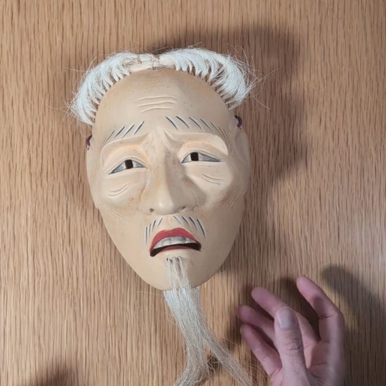 Vidéo de présentation d’un masque japonais du théâtre Nô, type Kōshi-jō, nōmen ancien en bois sculpté avec barbe en crin naturel.