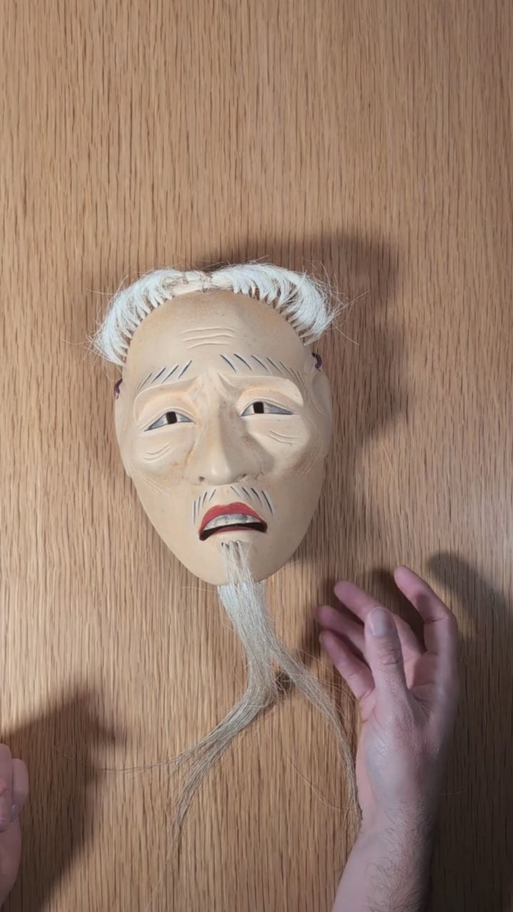 Vidéo de présentation d’un masque japonais du théâtre Nô, type Kōshi-jō, nōmen ancien en bois sculpté avec barbe en crin naturel.