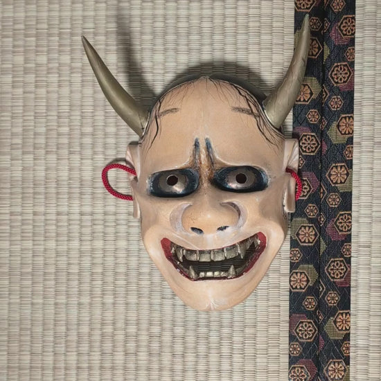 Vidéo de présentation d'un masque japonais Hannya de théâtre Nô, en bois sculpté et polychromé, d'époque Shōwa, signé 正.
